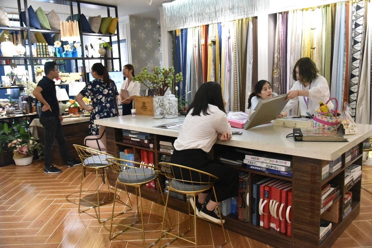 在市場競爭這么激烈的家裝市場 能夠像安然居裝飾這樣屹立15年 并不斷發(fā)展壯大的家裝企業(yè) 絕對是屈指可數(shù) 這是市場對安然居的認(rèn)可 是業(yè)主對安然居的肯定 是行業(yè)對安然居的支持